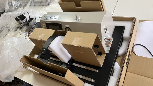 「底面緩衝+段ボール抑えで精密機器を安全・低コストに輸送!」の画像