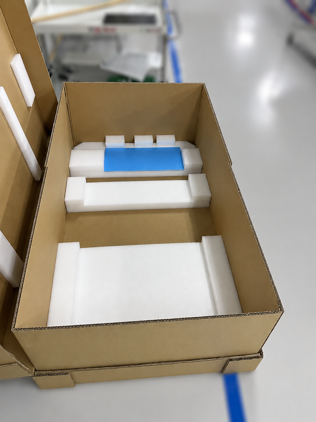 「ケーブル干渉を防ぎ、作業性も高めた精密機器用通い箱の設計事例」の画像